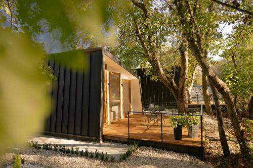 Blisku do Gradot - Riverfront Luxury Cabins