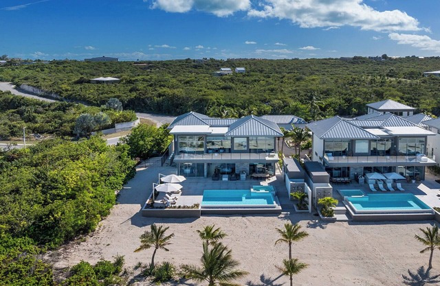 Bliss Villa Four - Spacious 5-bedroom in impressive ocean front central location