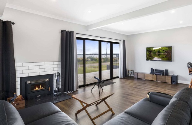 Blissful 3BR Waterfront Abode