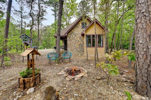 Blissful Broken Bow Studio Fire Pit and Jacuzzi Tub