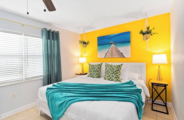 Blissway ~ Walk to the beach, Pool, BBQ, Gym, Patio