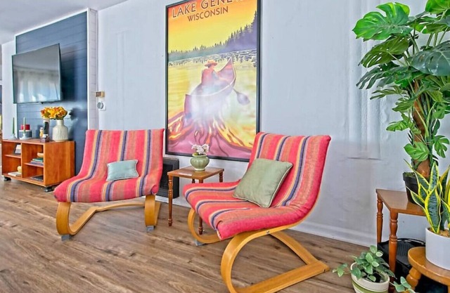 Blocks From Downtown Lake Geneva- Sleeps 7