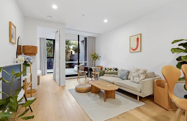 Bloom - Urban Luxurious Apt in Carnegie with parking