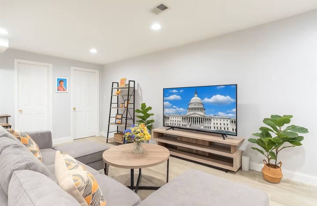 Bloomingdale Charm - King Bed, Prime Downtown Location, New Renovation