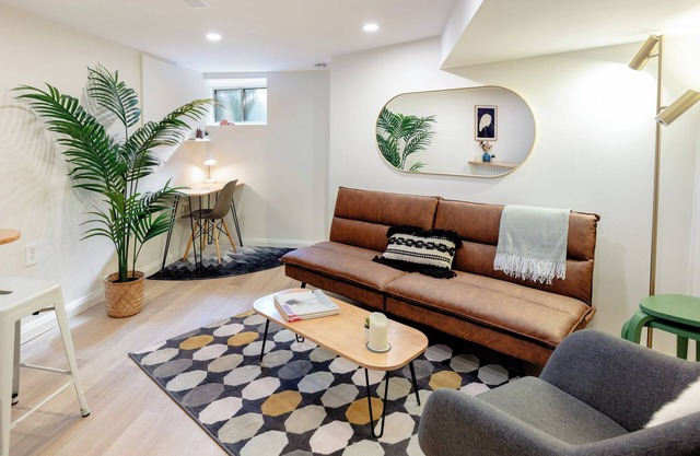 Bloordale Basement, Cozy and Clean