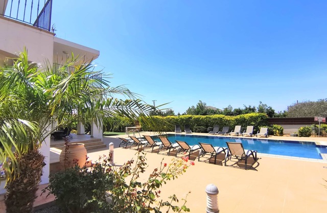 Blossom B Villa with 11 x 5m pool & orchard