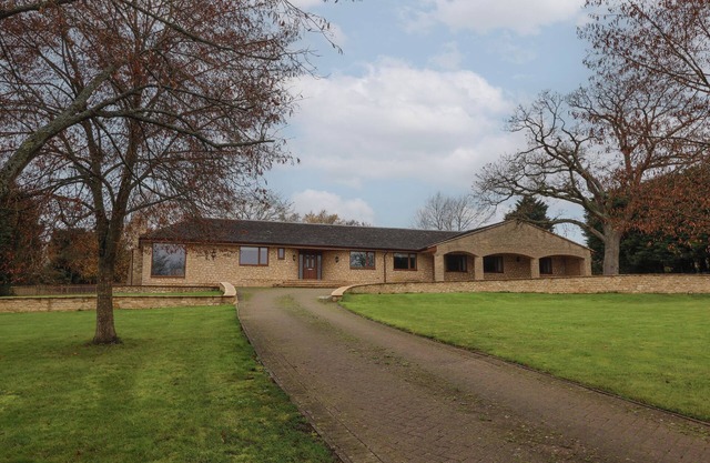 BLOSSOM HILL, pet friendly, luxury holiday cottage in Witney