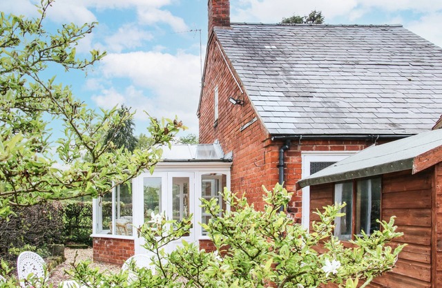 BLOSSOM'S COTTAGE, family friendly, with a garden in Shawbury