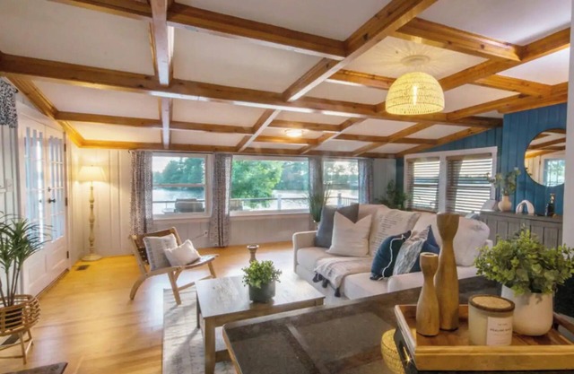 Blu Heaven a Place in Lakeville! Lakefront property - steps from water!