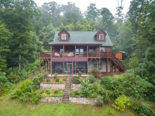 Blue Bear Cabin Hot Tub 3 BR AVL Area Mountain Views Gas Fireplace