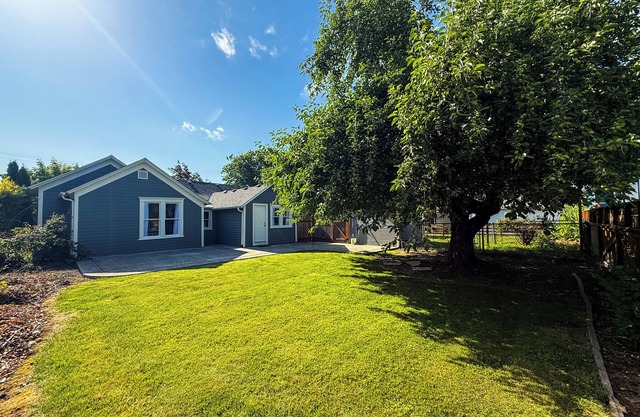 Blue Bird Cottage - a charming 2-bedroom house with WiFi, AC in adorable Carlton