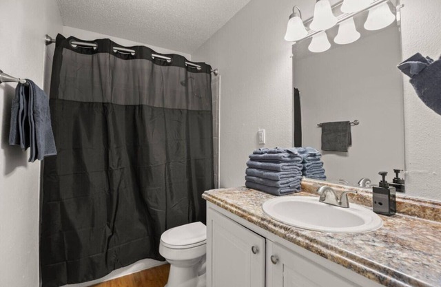 Blue Brentwood Pad! Close to DTX! Cozy Beds!