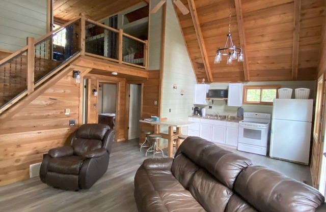 Blue Bungalow on Lake Winter 4 seasons of family fun: Fish/ ATV/Snowmobile/Relax