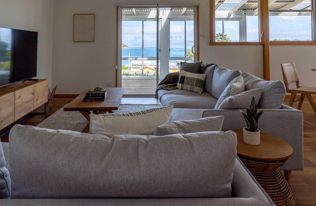 Blue Cottage Bruny Island, ALONNAH, fabulous water views, wood heater, near Pub