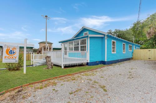 Blue Cottage, Close to Downtown & Bases!