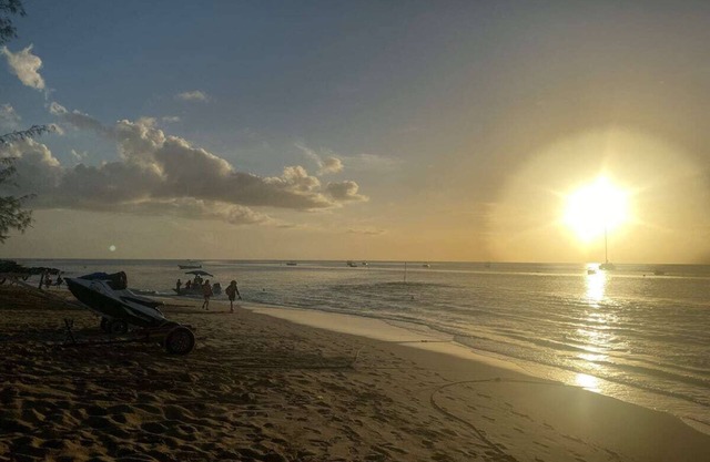 Blue Door Beach House - 3 bed 2 bath w/ AC, WIFI, KITCHEN, WASH/DRY & CABLE