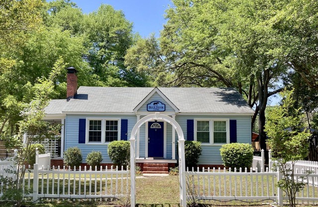 Blue Door Cottage: Downtown charm & convenience, dog-friendly large fenced yard
