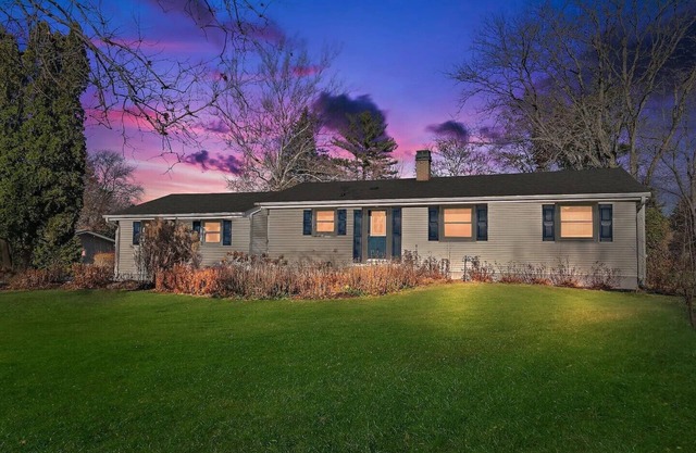 The Blue Door Cottage 3 Bed/2 Bath with private hot tub on an acre