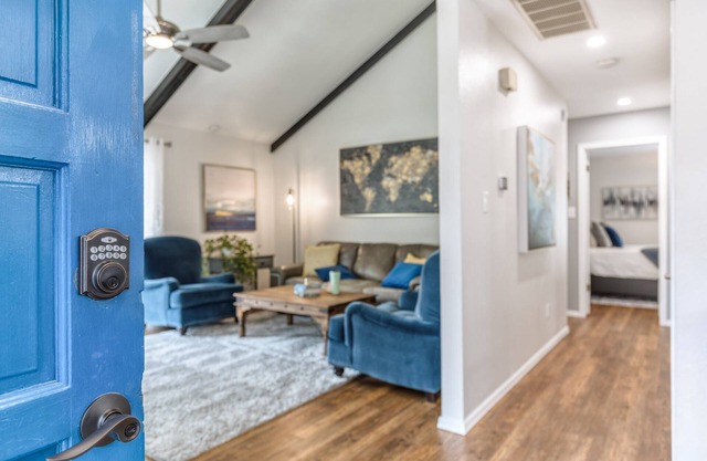 Blue Door House-Quiet Comfort Near city center (single level) 2 bed 2 bath