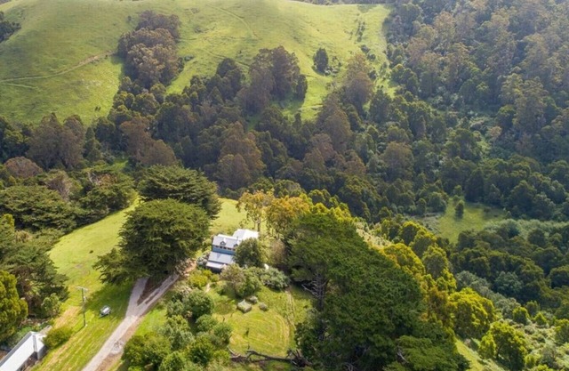 Blue Farm Cottage - Farm escape with incredible views