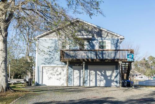 Blue Fish Shack by Oak Island Accommodations