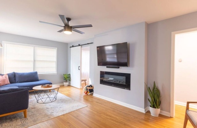 Blue Hapeville Home Minutes from Airport & Downtown