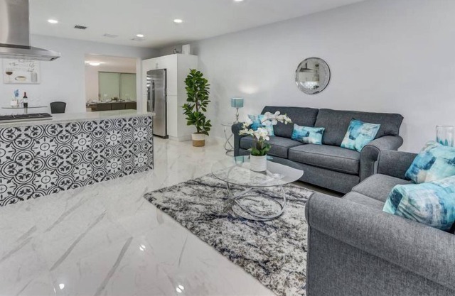 Blue Haven - Hialeah | 5 Bdr., Priv. Pool, Near Airport!
