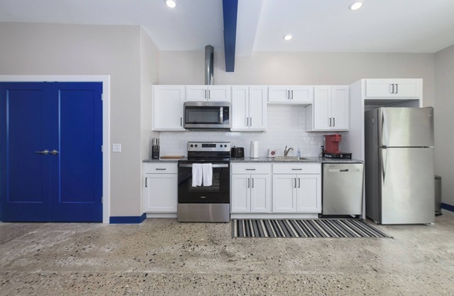 Blue Heaven #2 condo close to beach and town