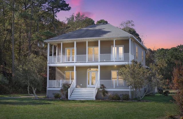 Este fabuloso Charmer costero de 4 dormitorios está a solo minutos de la isla Chincoteague, hogar de la P salvaje