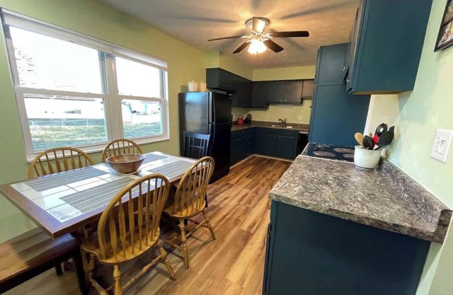 Blue Heron Cottage With Game Room, Deck & Hot Tub