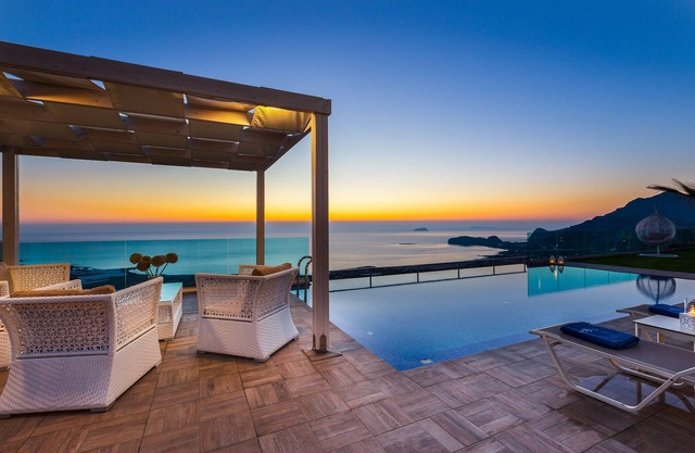 Levanda azul, lujo, vista al mar y al atardecer, piscina infinita
