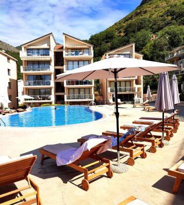 Blue Horizon Lux Apartment with Pool