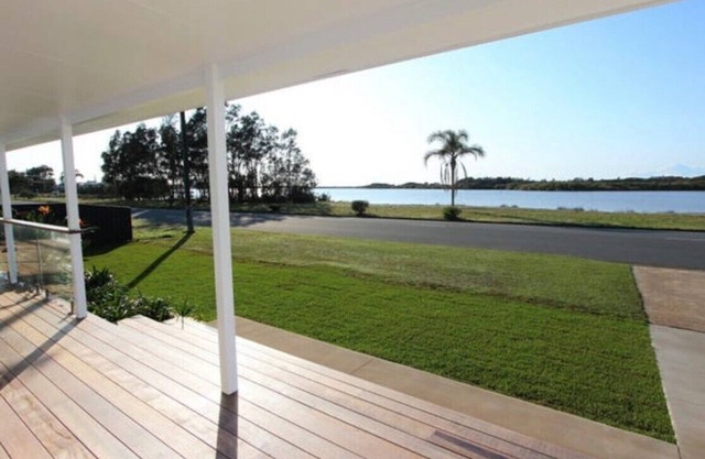 Blue Lagoon Hamptons Style Holiday Home facing the Lagoon at Harrington