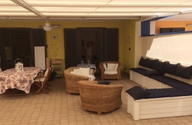 Azul como el mar, apartamento en planta baja con gran terraza.