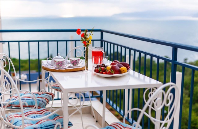 Mediterráneo azul con impresionantes vistas al mar, una habitación, estacionamiento privado