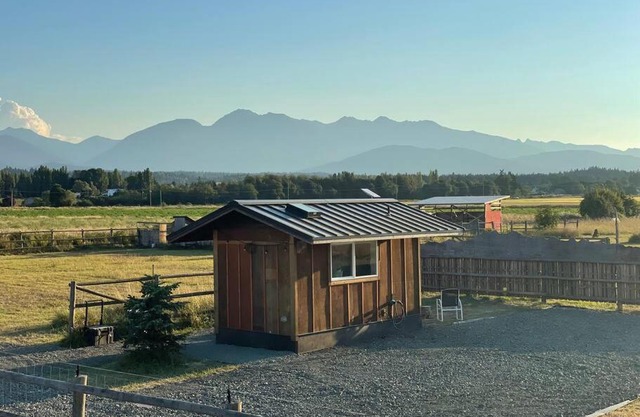 Blue Moon Tiny House at Earthward Farm w/ Hot tub