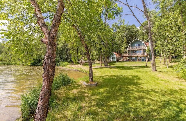 Blue Ox Barn: a cozy Minnesota lakehouse with private beach and incredible views