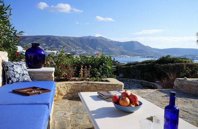 Blue Paradise: Comfy Beach Villa walking distance to the sea / pool access