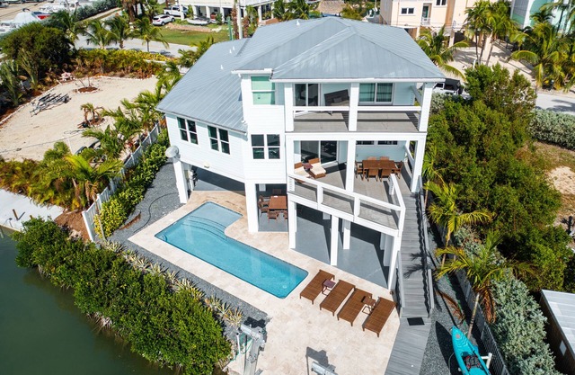 BLUE PEARL - 5 Bedroom/ 4 Bathroom Pool, Kayak, Bike, Canal Front w/ Boat Lift