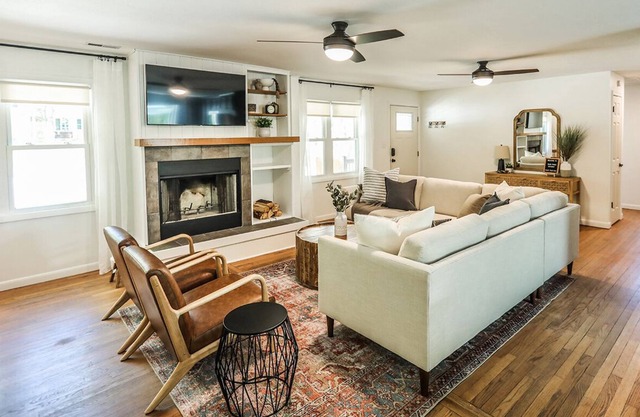 Blue Pines Getaway! Cozy home w/deck 15 min to AVL
