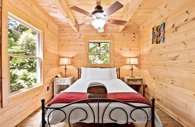 Log Cabin Retreat with Mountain View’s & Hot Tub near Asheville