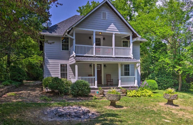 Blue Ridge Mountains Cottage with Pergola and Fire Pit