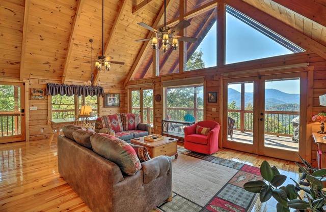 ‘Summit’s End’ Hideaway w/ Grill & Hot Tub!