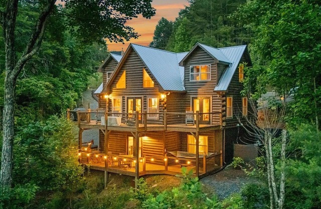 Blue Ridge Shadows Lodge: Escape to the serene Blue Ridge Mountains