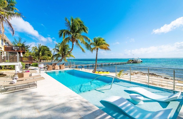 Mahogany Cove: Casa de playa ventosa con snorkel en el patio trasero