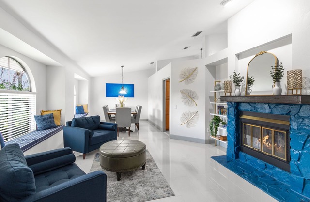 Blue Serenity Retreat - Come relax by the heated pool and jacuzzi!
