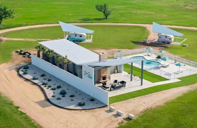 Blue Skies Resort - Glamping, Pool & Fireplace