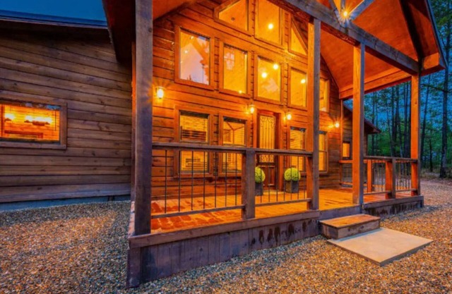 Luxurious Blue Sky Lodge 2 bedroom cabin close to State Park is beautiful!