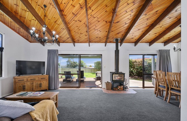 BLUE VELVET COTTAGE - LAKE TAUPO HOLIDAY HOME in Lake Taupo
