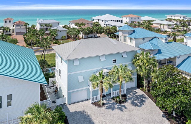 Blue Water Escape: Crystal Beach, vistas al golfo, piscina privada y comunitaria, a pie de playa y restaurantes.